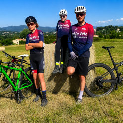☀️🚴‍♂️ Nos nouvelles tenues sont arrivées avec le soleil ! 🚴‍♀️☀️